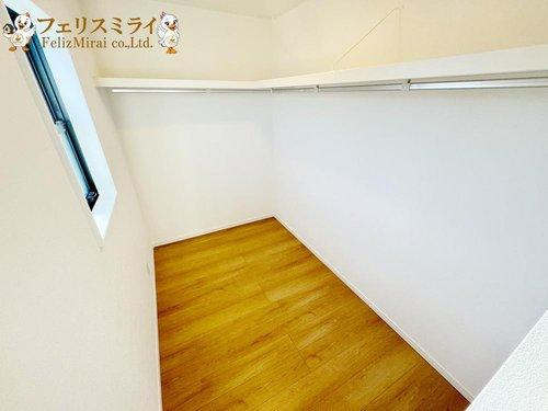 明石市田町２丁目３－８の収納|■現地写真■
広々としたウォークインクローゼット付きでお洋服の収納に困りません♪