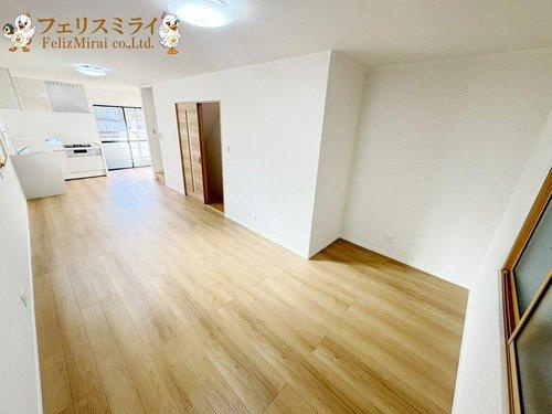 明石市田町２丁目３－８の居間・リビング|■現地写真■
窓が多く採光もしっかりございます♪