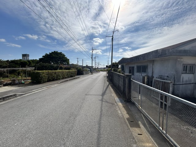 宜野座村字松田(Ｄ棟)の前面道路含む現地写真
