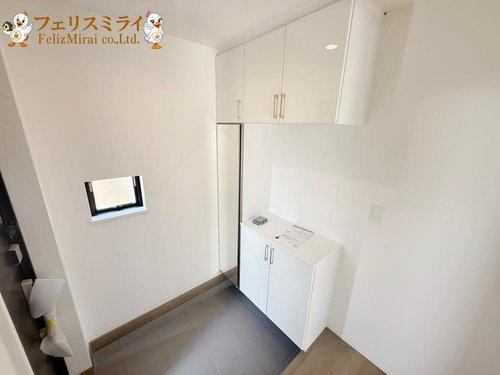 Heartful Town　明石市魚住町西岡１５９４番地　全４棟（明石）の玄関|■現地写真・A号棟■
たっぷり収納できるシューズボックス♪