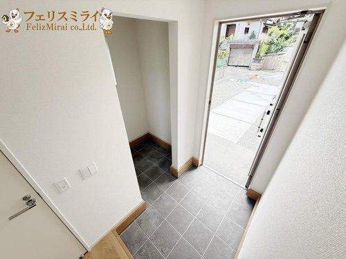 神戸市西区秋葉台４期　全１棟の玄関|■現地写真■
SICがあるため、玄関すぐはすっきりとした仕上がりです◎