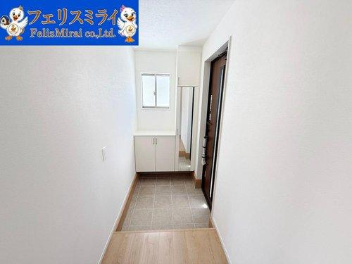 Terrechez　神戸市垂水区桃山台２期　全２棟の玄関|■現地写真　２号棟■
たっぷり収納できるシューズボックス♪