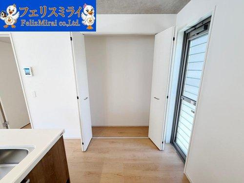 Terrechez　神戸市垂水区桃山台２期　全２棟のキッチン|■現地写真　２号棟■
キッチンの横にはパントリーが御座います♪