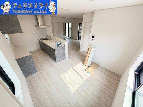 明石市松が丘３丁目　全２棟の居間・リビング|■現地写真・B号棟■
明るいリビング♪
ペアガラスなので防音・断熱もばっちりです♪