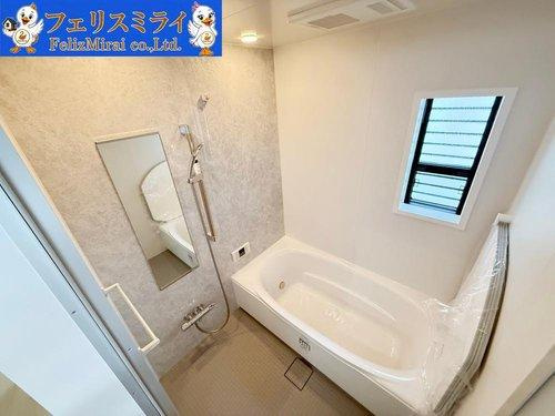 明石市松が丘３丁目　全２棟の浴室|■現地写真・B号棟■
1坪タイプの浴室♪
広々としており、好評頂いております♪