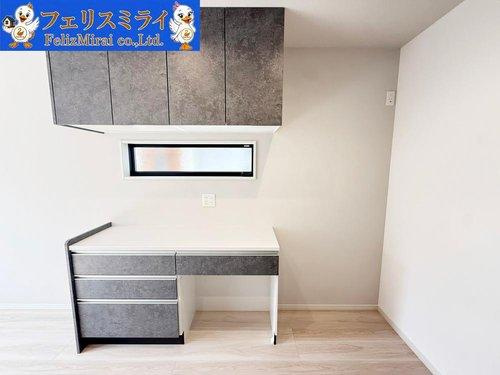 明石市松が丘３丁目　全２棟のキッチン|■現地写真・B号棟■
便利なカップボードが備えつけられているので、食器等が収納出来るようになっております♪
