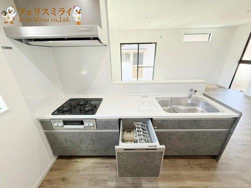 明石市大久保町江井島　全１棟のキッチン|■現地写真■
天板の広いキッチン♪食洗器がついております♪