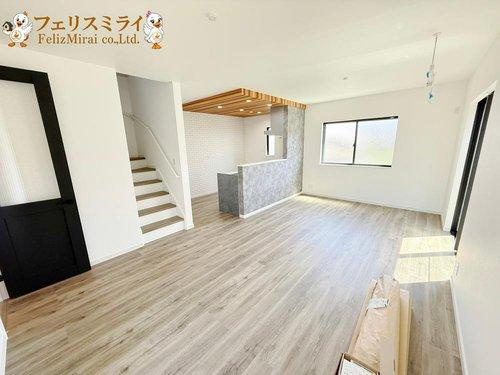 明石市大久保町江井島　全１棟の居間・リビング|■現地写真■
日当たりの良いリビング♪
リビング階段で、ご家族のお顔を合わせる機会が増えるので、自然と会話も弾みます◎