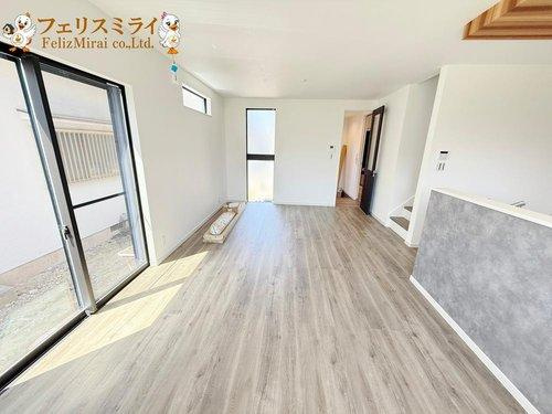 明石市大久保町江井島　全１棟の居間・リビング|現地写真■
広々１７帖のLDK♪南側に大きな窓があり大変明るいです♪
