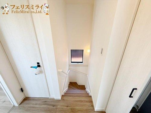 明石市大久保町江井島　全１棟の内装|■現地写真■
手すりのある階段♪２階廊下にも収納スペース完備◎