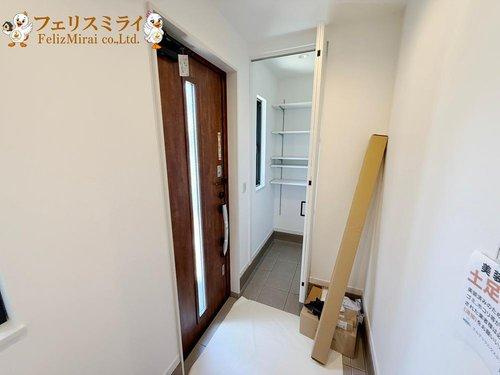 明石市大久保町江井島　全１棟の玄関|■現地写真■
広々とした玄関♪