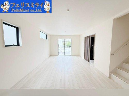 Livele Ｇａｒｄｅｎ　神戸市西区竹の台７期の居間・リビング|■現地写真・１号棟■
ペアガラスなので防音・断熱もばっちりです♪風通しも大変良好！