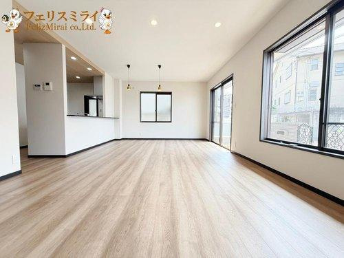 明石市松が丘３丁目２４-１０の居間・リビング|■現地写真■
１８.８帖の広々LDK♪