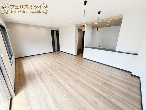 明石市松が丘３丁目２４-１０の居間・リビング|■現地写真■
窓が多く採光も大変良好！