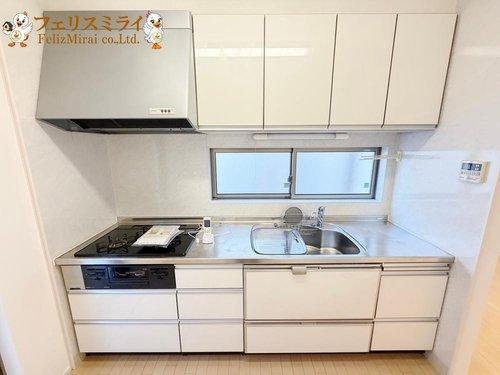 加古川市平岡町一色西１丁目１番４のキッチン|■現地写真■
天板の広いキッチン♪吊戸棚で収納豊富♪