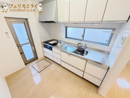 加古川市平岡町一色西１丁目１番４のキッチン|■現地写真■
キッチンの横には勝手口があり、非常に明るいキッチンです♪