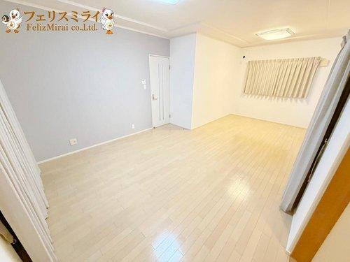 加古川市平岡町一色西１丁目１番４の居間・リビング|■現地写真■
日当たり抜群で明るいリビングです♪