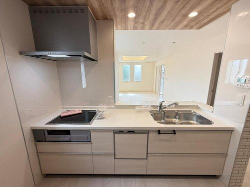 神戸市垂水区神陵台９丁目　全２棟のキッチン|■現地写真・２号棟■
キッチンのスペースは大変広々としています♪