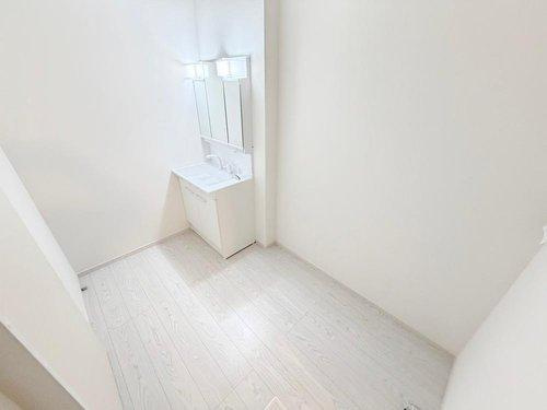 加古川市平岡町２期（土山）のキッチン|■現地写真■
キッチン後ろのスペースは大変広々としています♪
