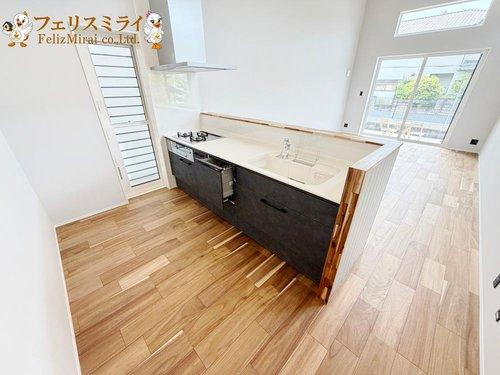 神戸市須磨区北落合４丁目　全１棟のキッチン|■現地写真■
キッチンのスペースは大変広々としております♪