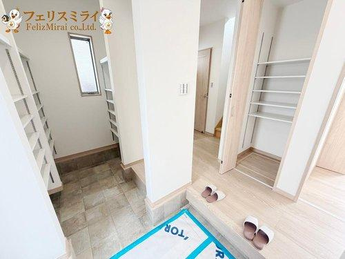 神戸市垂水区西舞子９丁目の玄関|■現地写真■
たっぷり収納できるシューズクローク♪