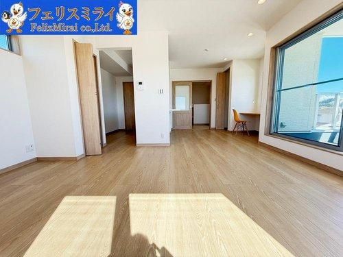 神戸市垂水区西舞子９丁目の居間・リビング|■現地写真■
１８．帖の広々LDK！！
リビングから海が見えるのは贅沢です♪