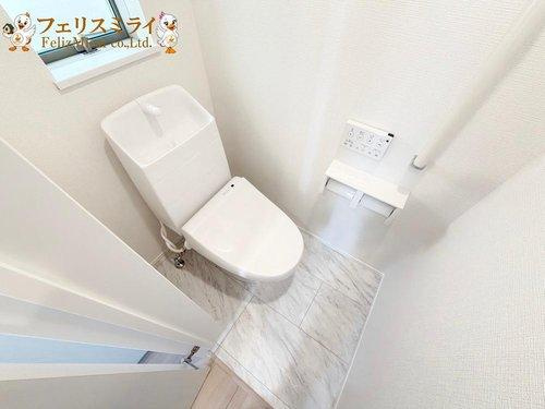 　のトイレ|■現地写真・B号棟■
節水ウォシュレット♪便ふたオート開閉で清潔＆快適です♪節水機能もありお掃除楽々凸凹も少ないです♪