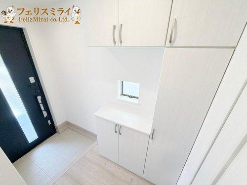 　の玄関|■現地写真・B号棟■
たっぷり収納シューズキャビネット♪高さも調節できるので、ロングブーツも収納できます♪