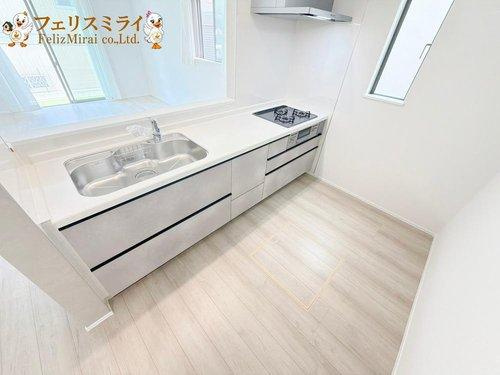 　のキッチン|■現地写真・B号棟■
カウンターキッチンからお子様の様子も見れるので安心ですね♪