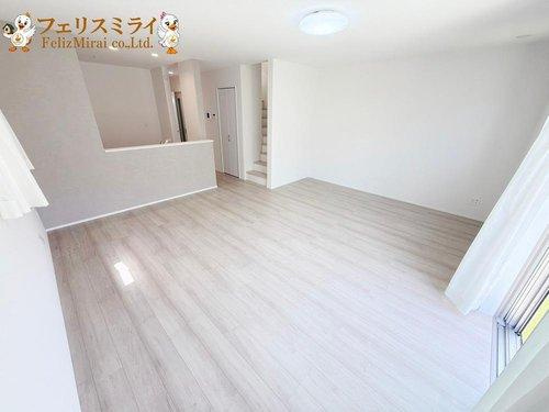 　の居間・リビング|■現地写真・B号棟■
ワックス不要のフローリングでお手入れも楽チン♪日当たり抜群のリビングで会話も弾みますね♪