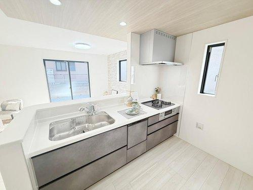 Grafare　神戸市北区ひよどり台　全２棟のキッチン|■現地写真■
キッチン後ろのスペースは大変広々としています♪