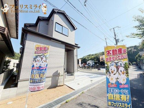 　の玄関|■現地写真■
前面道路は交通量が少ないためゆったり駐車出来ます♪
