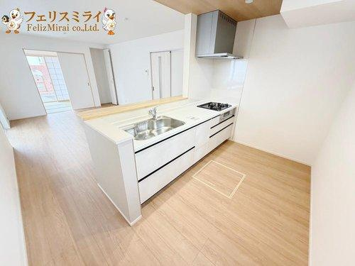 First Town　神戸市北区小倉台第６のキッチン|■現地写真・２号棟■
大手施工で安心の住まい♪
オシャレな折下げ天井◎