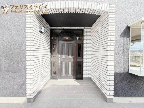 神戸市垂水区つつじが丘７丁目２３８９-６の玄関|■現地写真■
重厚感のある玄関ドア♪