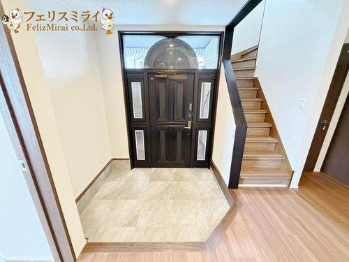 神戸市垂水区つつじが丘７丁目２３８９-６の玄関|■現地写真■
広々とした玄関♪平成の玄関ドアは採光も多く、豪華な仕様です◎