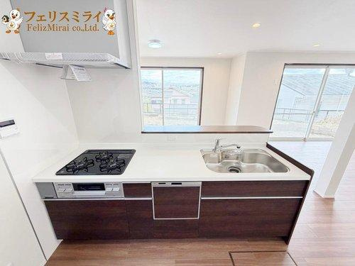 神戸市垂水区つつじが丘７丁目２３８９-６のキッチン|■現地写真■
新調したキッチン♪広いスペースで調理も楽しくできます◎●