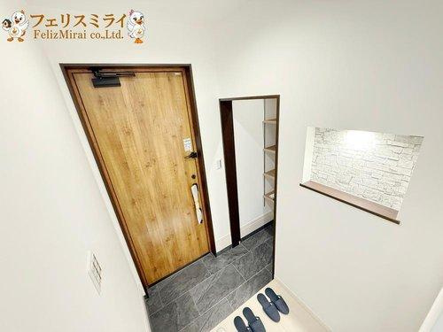 神戸市垂水区舞子坂４丁目６-３２の玄関|■現地写真■
すっきりとした玄関♪
小物を置けるニッチがオシャレです◎