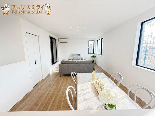cecelaの家　神戸市垂水区小束山二丁目の居間・リビング|■現地写真・１号棟■
カウンターから見たリビング♪
家事をしながらお子様の様子も見れます♪