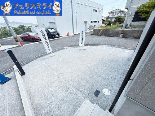 cecelaの家　神戸市垂水区小束山二丁目の駐車場|■現地写真・１号棟■
並列２～３台駐車可能♪機能門柱完備◎