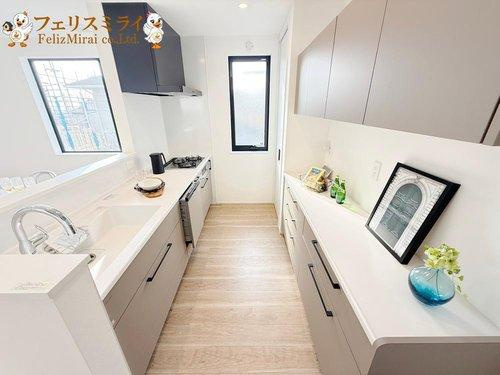 cecelaの家　神戸市垂水区小束山二丁目のキッチン|■現地写真・１号棟■
カップボードも標準設置♪
キッチンと同仕様でオシャレです◎