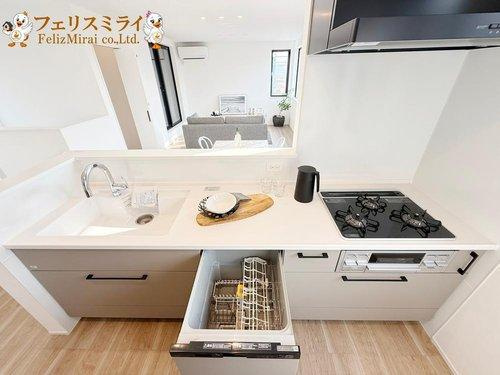 cecelaの家　神戸市垂水区小束山二丁目のキッチン|■現地写真・１号棟■
天板が広くお料理のしやすいキッチン♪
食洗器標準装備です♪