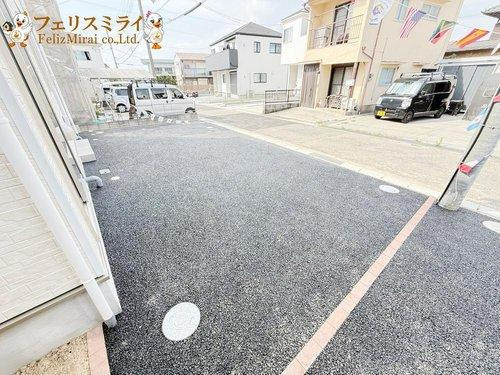 　の前面道路含む現地写真|■現地写真・２号棟■
駐車スペースは各棟２～３台駐車できます♪