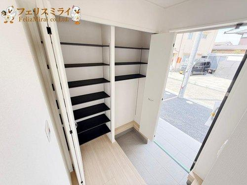 　の玄関|■現地写真・３号棟■
たっぷり収納シューズキャビネット♪高さも調節できるので、ロングブーツも収納できます♪