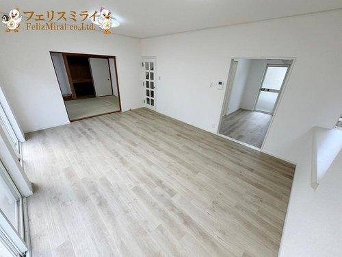 神戸市垂水区桃山台７丁目２－２３の居間・リビング|■現地写真■
大きな掃き出し窓がついていますので採光、通風ともに良好でございます♪