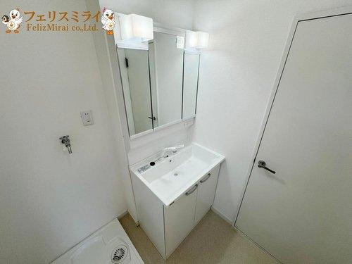 神戸市垂水区桃山台７丁目２－２３の洗面所|■現地写真■
新調済みの洗面化粧台♪
収納棚を置けるスペースがたっぷりあります♪