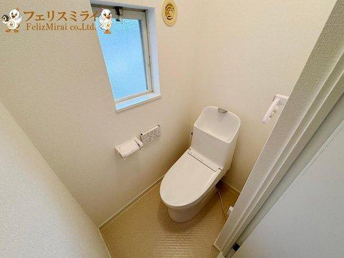 神戸市垂水区桃山台７丁目２－２３のトイレ|■現地写真■
節水ウォシュレット♪便ふたオート開閉で清潔＆快適です♪節水機能もありお掃除楽々凸凹も少ないです♪