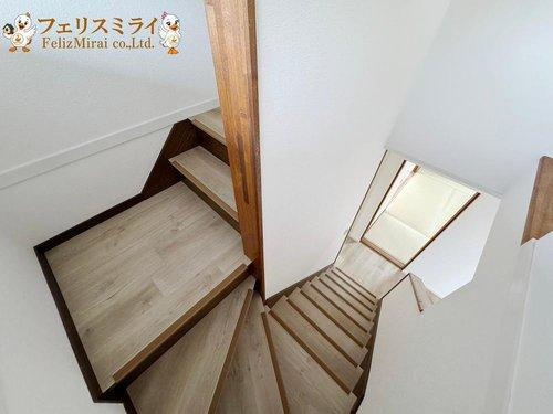 神戸市垂水区桃山台７丁目２－２３の内装|■現地写真■
階段には窓がございます♪明るい雰囲気となっております♪