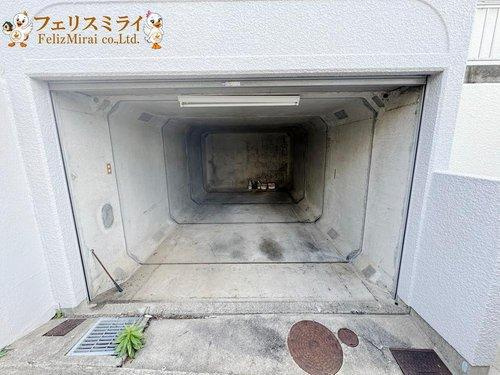 神戸市垂水区桃山台７丁目２－２３の駐車場|■現地写真■
掘り込み車庫になっていますので、雨の日も安心でございます♪