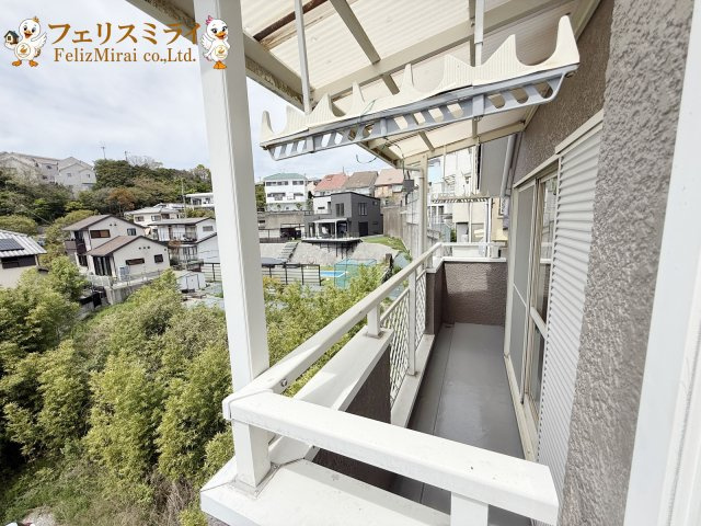 神戸市須磨区東白川台２丁目１８－3のバルコニー|外からの目が気にならないバルコニーで洗濯物が干せます