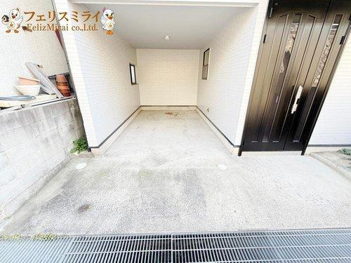 神戸市垂水区美山台１丁目２-３５の駐車場|■現地写真■
お車はゆったり１台止められます♪
屋根付きでお車も汚れにくいです！